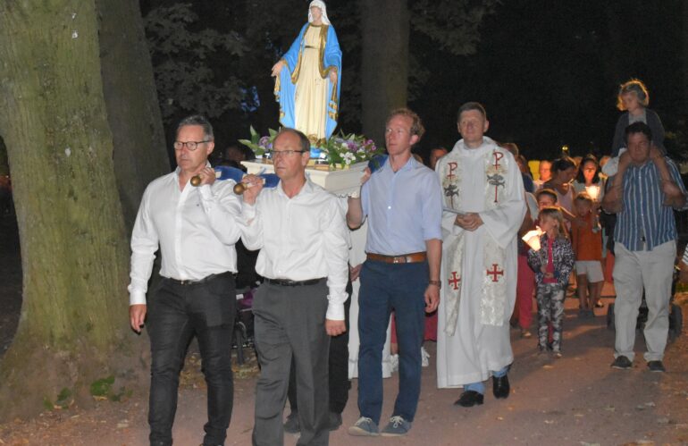 Veillée mariale, un pèlerinage aux flambeaux  toujours très suivi