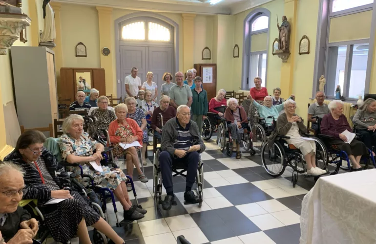 Nos aîné(e)s prient avec nous